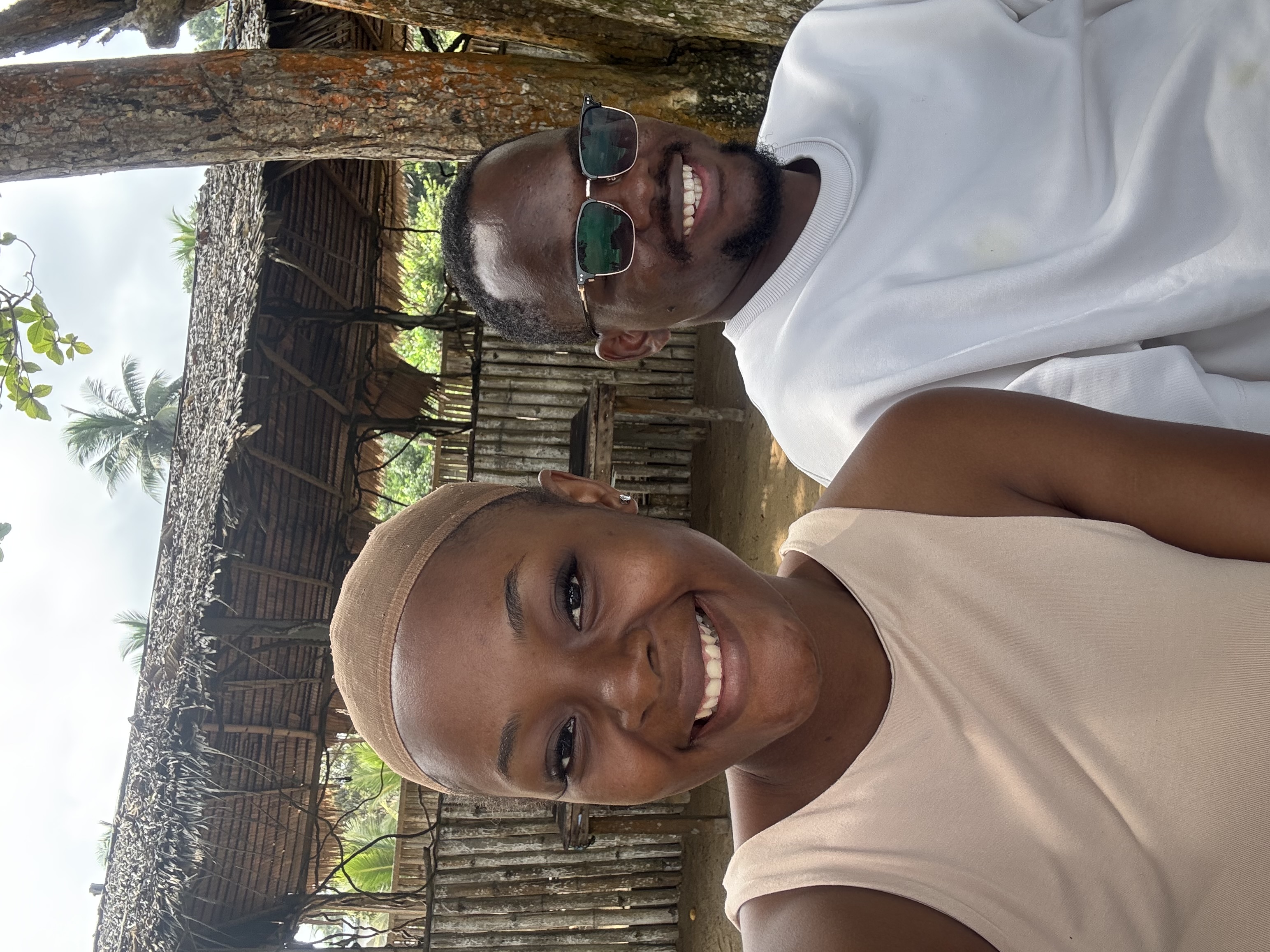 Merlie et Arnold souriants